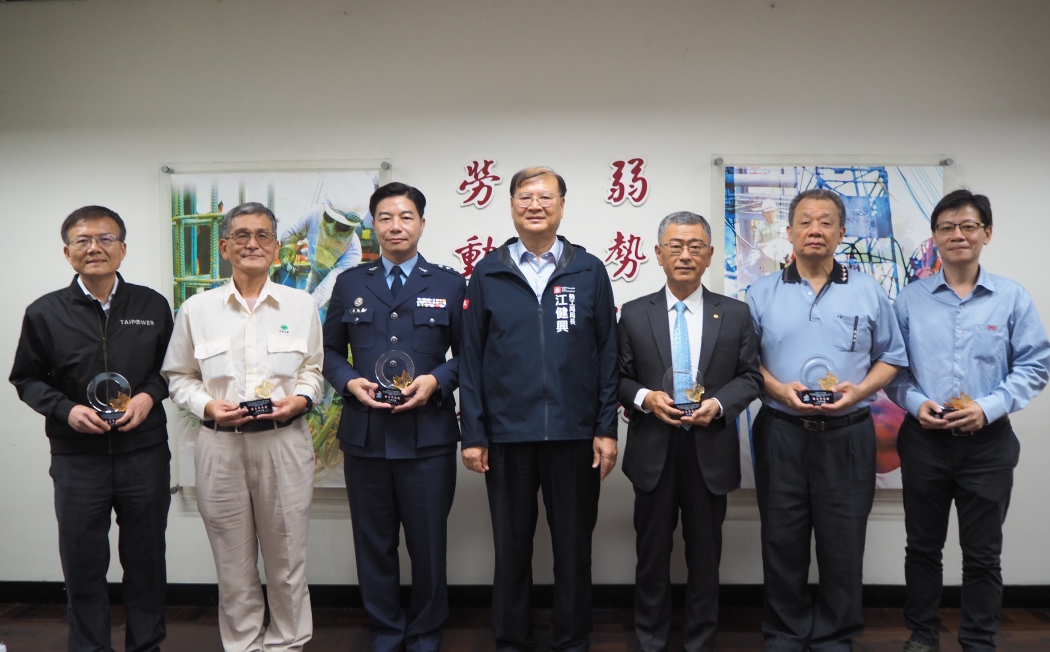 20251210 國泰頤河新建工程榮獲高雄市政府勞工局114年高雄市職業安全衛生優良單位 (2).jpg (334 KB)