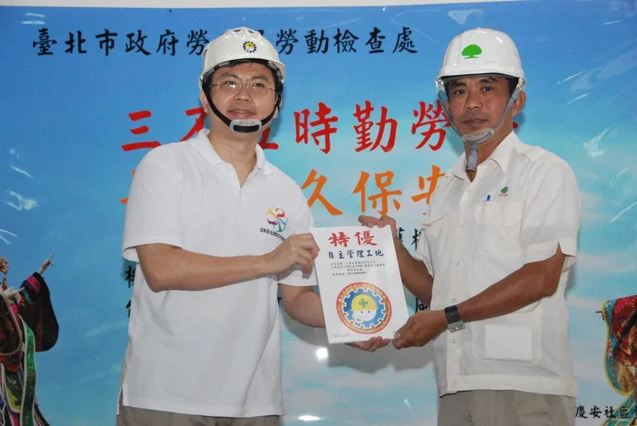 圖片說明：勞工局局長-頒獎，由許學文襄理代表領獎相片