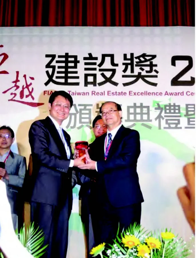 圖片說明：由國泰建設 郭副總經理代表領獎-1。