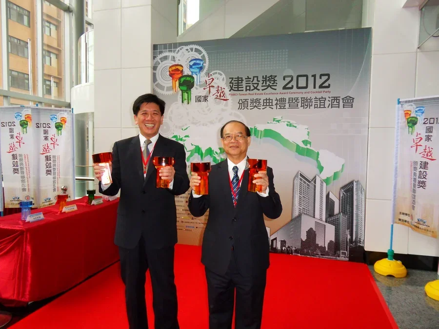 圖片說明：由國泰建設 郭副總經理代表領獎-3。