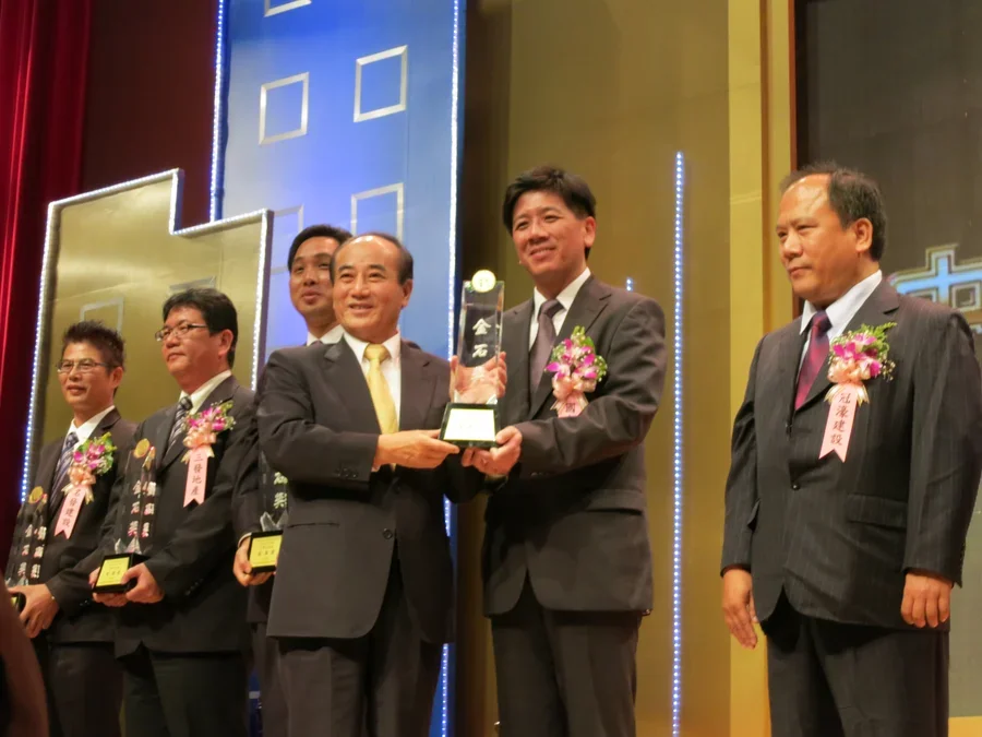 圖片說明：立法院長頒發獎牌，由國泰建設李協理得榮代表領獎相片