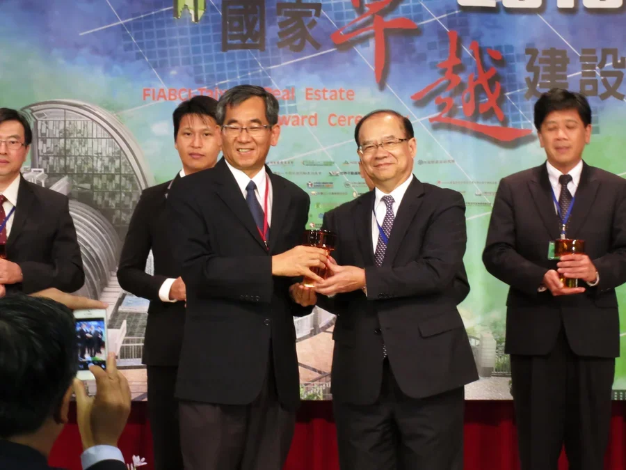 圖片說明：由國泰建設郭副總經理維坤代表領獎照片。