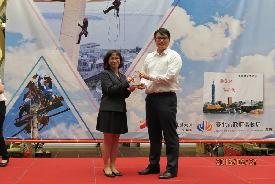 圖片說明：陳秋蓉副署長頒發臺北市勞動安全獎予優良人員何君隆。