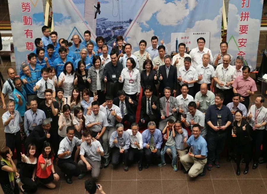 圖片說明：鄧家基副市長、賴香伶局長、陳秋蓉副署長與受獎之事業單位、各級機關學校及個人大合照。