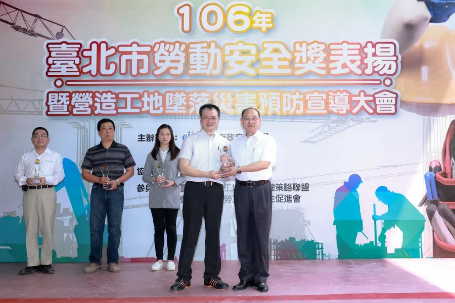 圖片說明：績優職安卡辦理單位-推廣組。