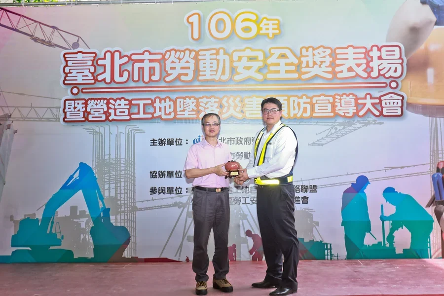 圖片說明：特殊貢獻人員(何君隆)。