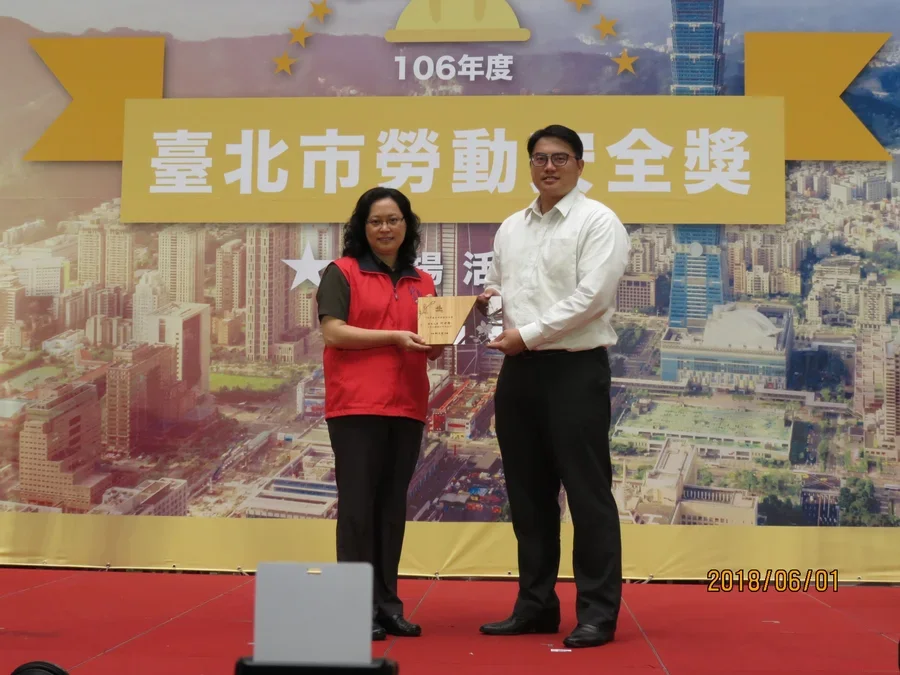 圖片說明：優良人員(何君隆)。