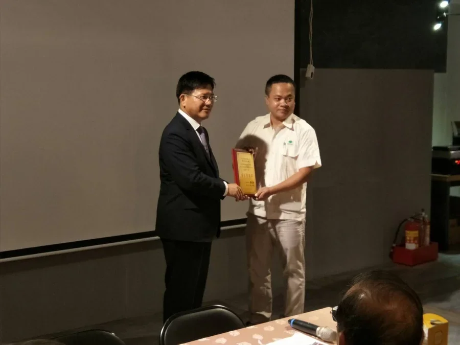 圖片說明：三井工程獲頒獎狀由曾旭柏所長代表領獎。