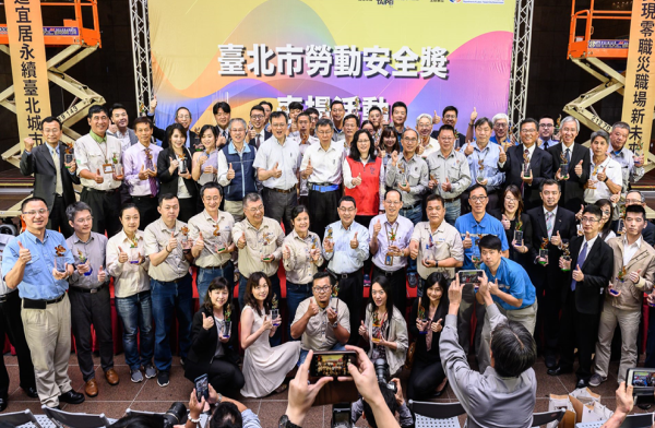 信義D5大樓新建工程(首席公館)榮獲107年度臺北市勞動安全獎優良單位，三井工程榮獲績優職安卡辦理單位
