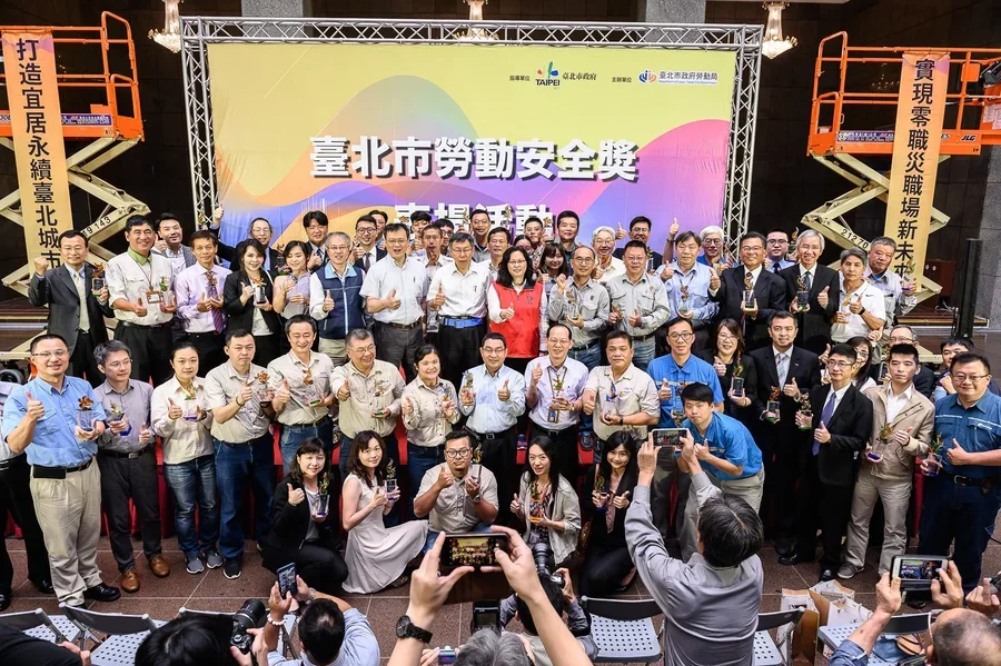 圖片說明：會後與相關長官合影留念。