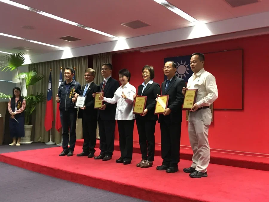 圖片說明：盧秀燕市長與吳威志局長及獲頒優良單位領獎人合照。