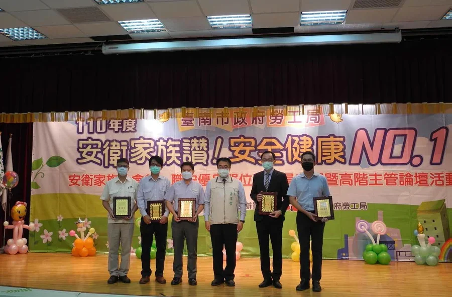 圖片說明：職業安全衛生優良單位受獎代表與市長合影。