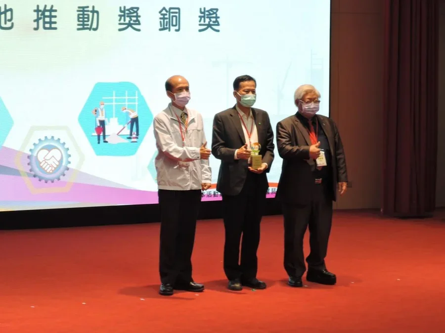 圖片說明：本公司領獎人協理林茂村(中)與衛生福利部國民健康署長吳昭軍(右)及勞動部職業安全衛生署主任秘書林毓堂(左)合影留念。