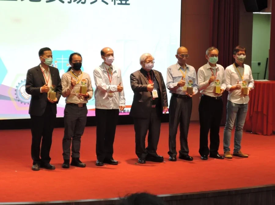 圖片說明：全體領獎人與衛生福利部國民健康署長吳昭軍(中)及勞動部職業安全衛生署主任秘書林毓堂(左三)合影留念。