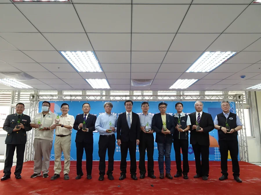 圖片說明：職業安全衛生優良單位受獎代表與副市長合影。