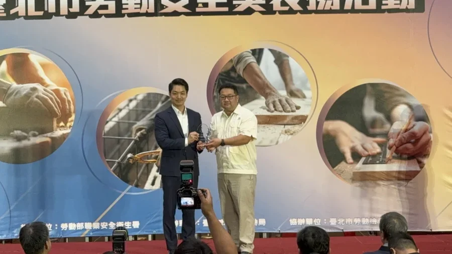 圖片說明：三井工程獲頒獎項由「國泰人壽環宇大樓都市更新案新建工程」工地李忠錦所長代表領獎。