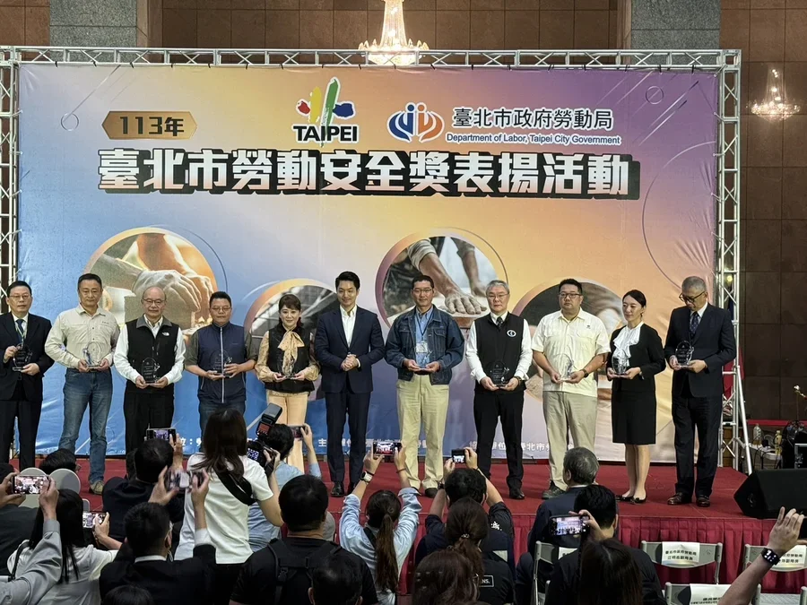 圖片說明：全體獲獎公司代表人合影留念。