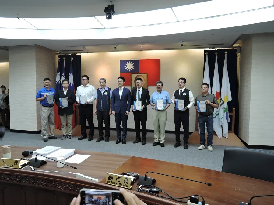 圖片說明：全體獲獎公司代表人合影留念。