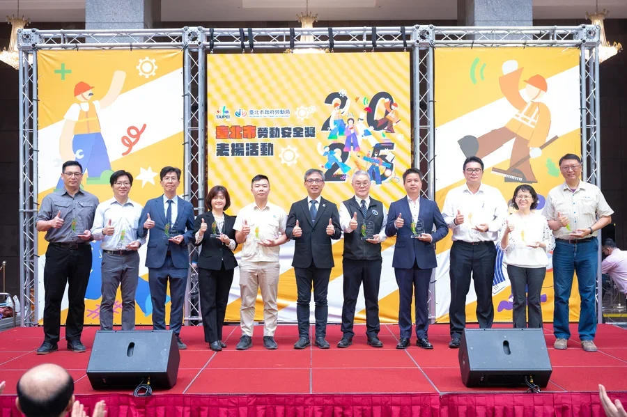 圖片說明：全體獲獎公司代表人合影留念。