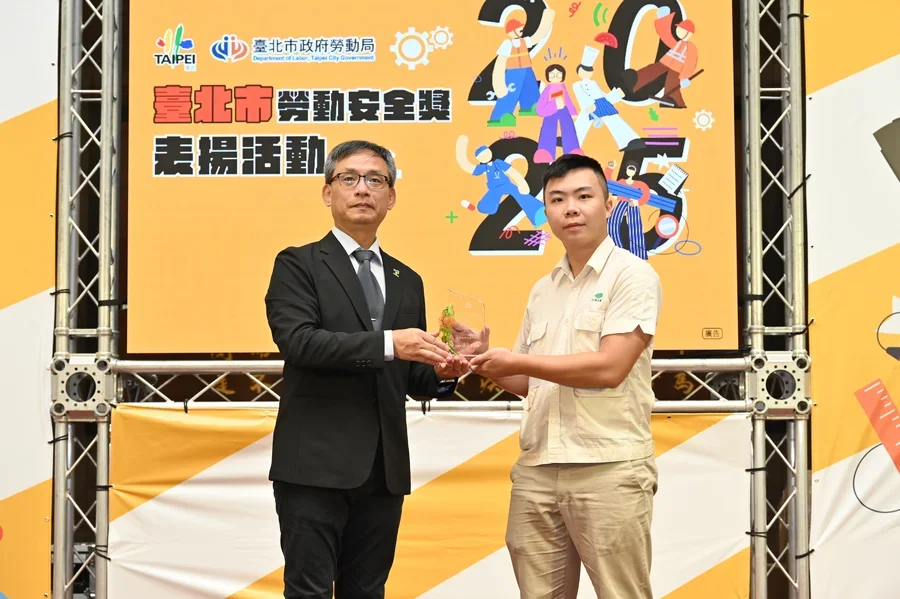 圖片說明：三井工程獲頒獎項由國泰雍萃許振生工程員代表領獎。