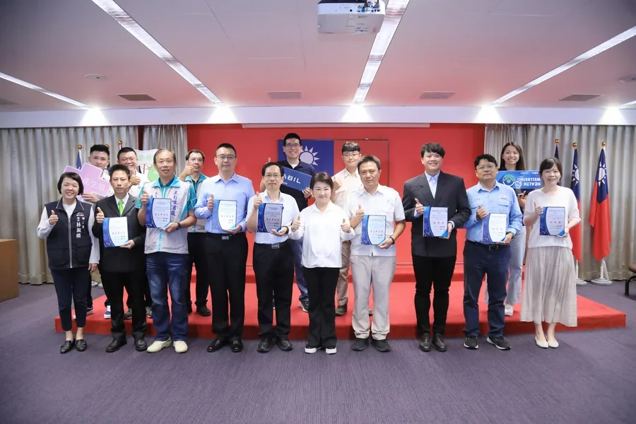 圖片說明：全體獲獎公司代表人及相關同仁合影留念。