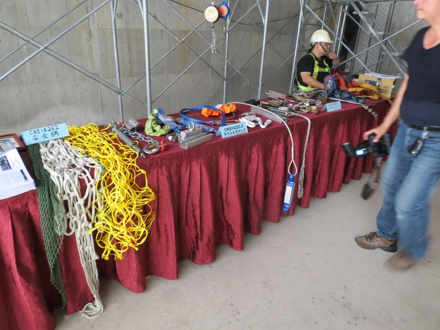 圖片說明：分組工安觀摩-個人擒墜系統之介紹及適用範圍、捲揚機作業安全管理。