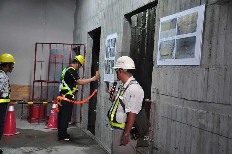 圖片說明：分組工安觀摩-電梯直井吊料。