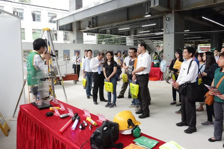 圖片說明：工安器材展示作業。