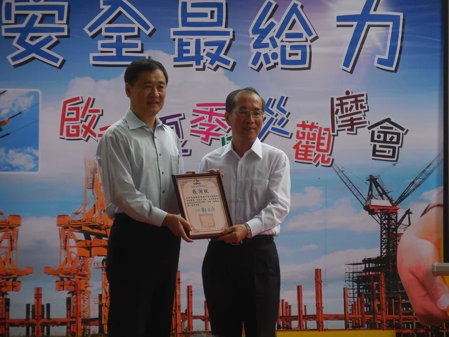 圖片說明：臺北市副市長陳景峻頒發感謝狀予三井工程董事長吳明輝。