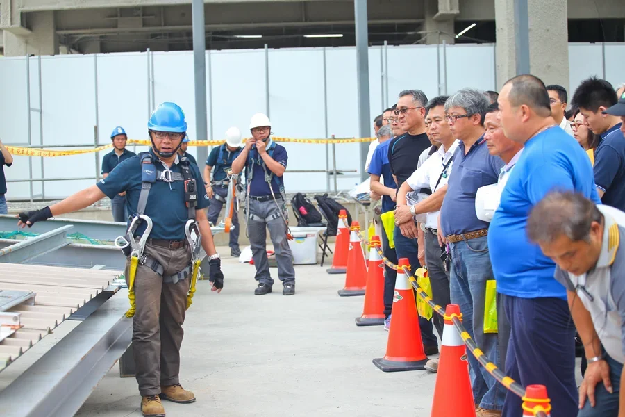 圖片說明：屋頂作業安全防護說明(正宜工業)。