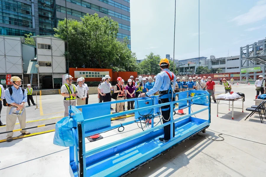 圖片說明：洗窗機安全作業要領說明(旭騰)。