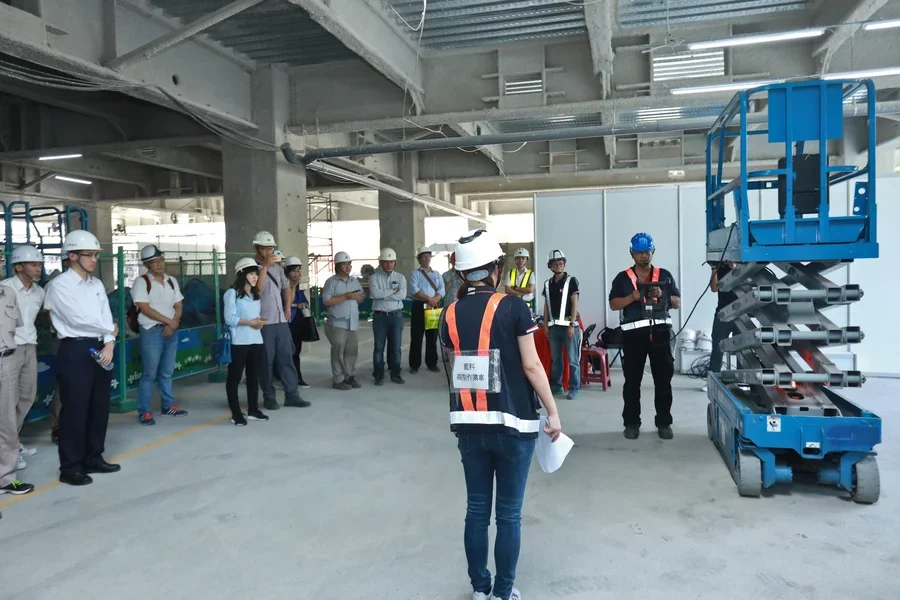 圖片說明：高空作業車操作說明(藍科實業)。