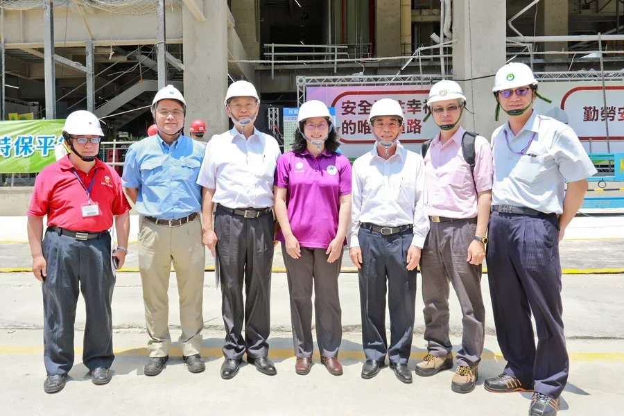 圖片說明：局長與公司高層主管合影留念。