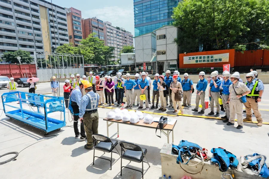 圖片說明：洗窗機安全作業要領說明(旭騰)。