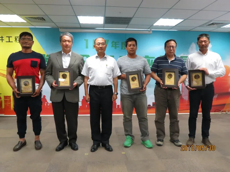 圖片說明：顏總經理與績優廠商代表合影留念。