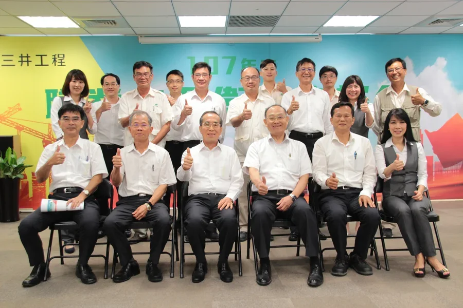 圖片說明：全體工作人員與高級主管合影留念。