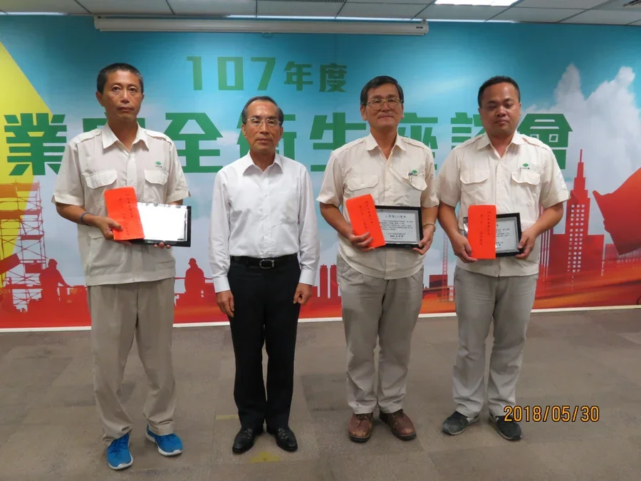 圖片說明：吳董事長與績優工地所長合影留念。