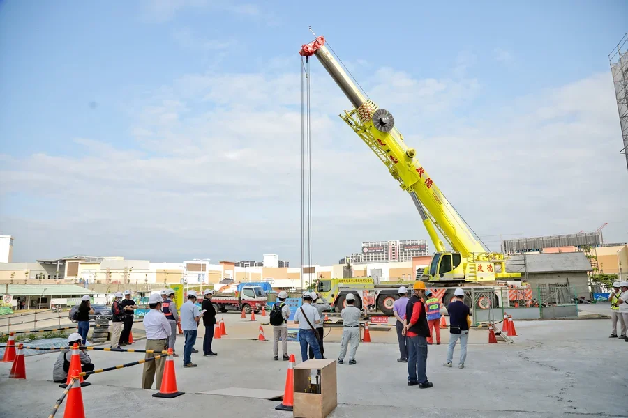 圖片說明：移動式起重機吊掛作業示範演練(啟德機械起重)。