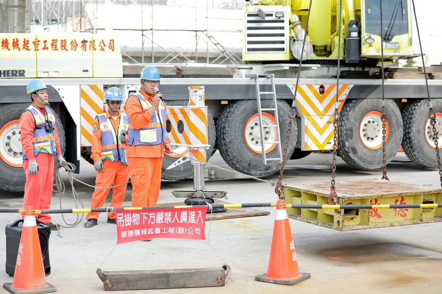 圖片說明：移動式起重機吊掛作業示範演練(啟德機械起重)。