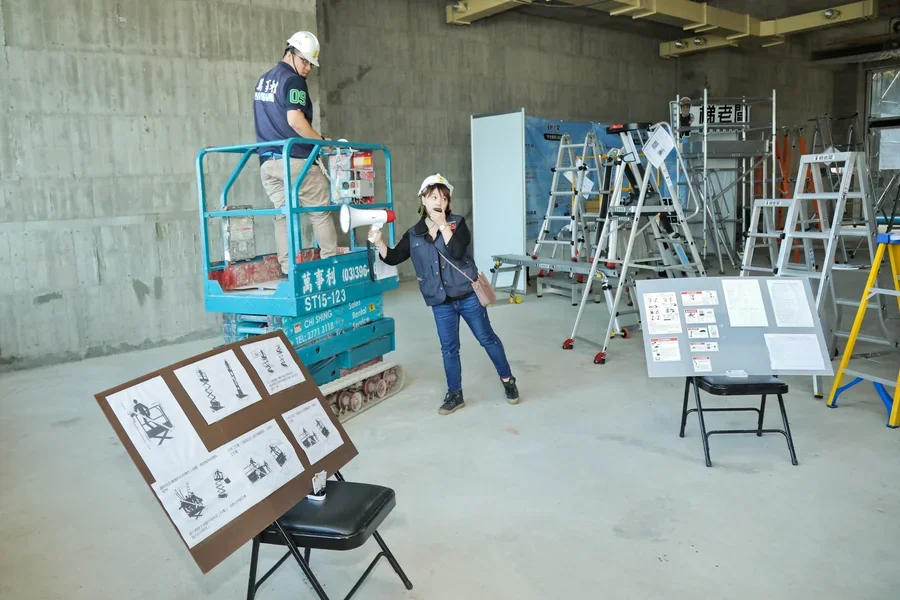 圖片說明：裝修工作台、高空工作車、合梯、移動梯作業示範演練(多惠企業)。