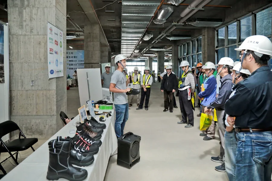 圖片說明：IRON STEEL安全鞋(允禾發)。