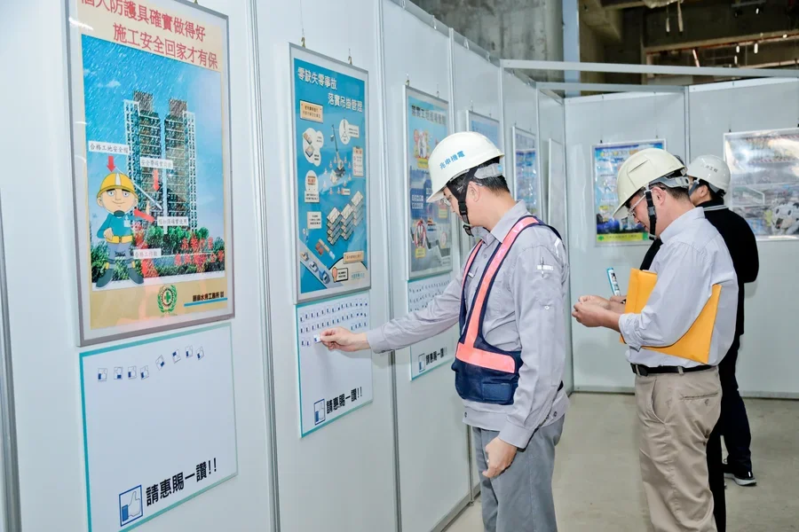 圖片說明：安衛海報競賽展示區。