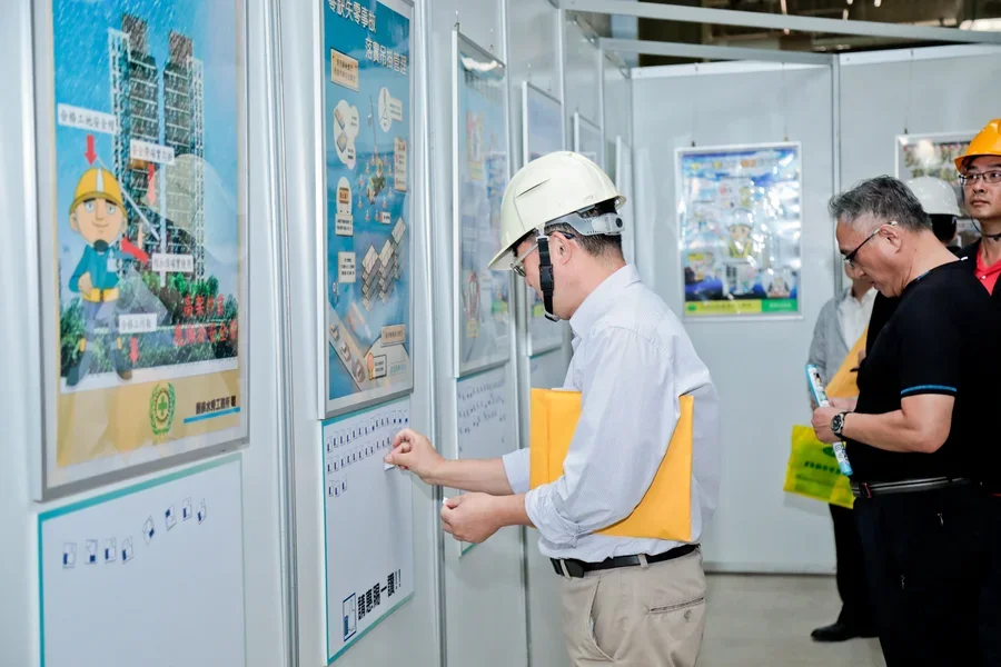 圖片說明：安衛海報競賽展示區。