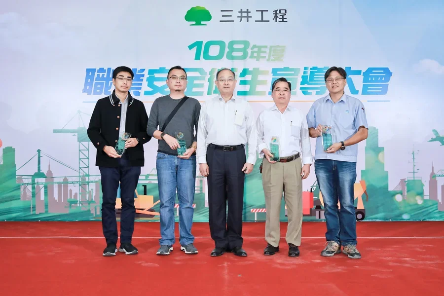 圖片說明：顏總經理與績優廠商代表合影留念。