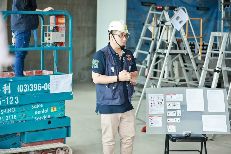 圖片說明：高空工作車示範演練。