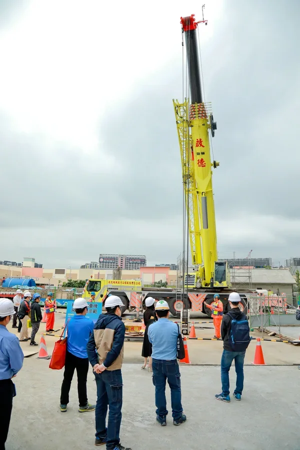 圖片說明：移動式起重機吊掛作業示範演練。