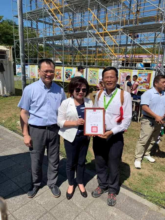 圖片說明：職安室經理林茂村(右)代表公司接受勞動部長許銘春(中)頒發感謝狀，職業安全衛生署長鄒子廉(左)。