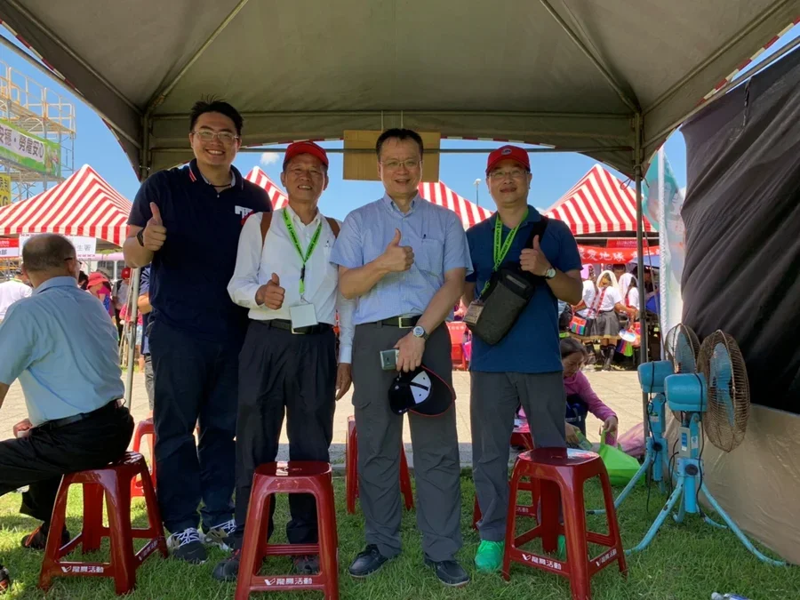 圖片說明：職安室同仁與鄒子廉署長合照。