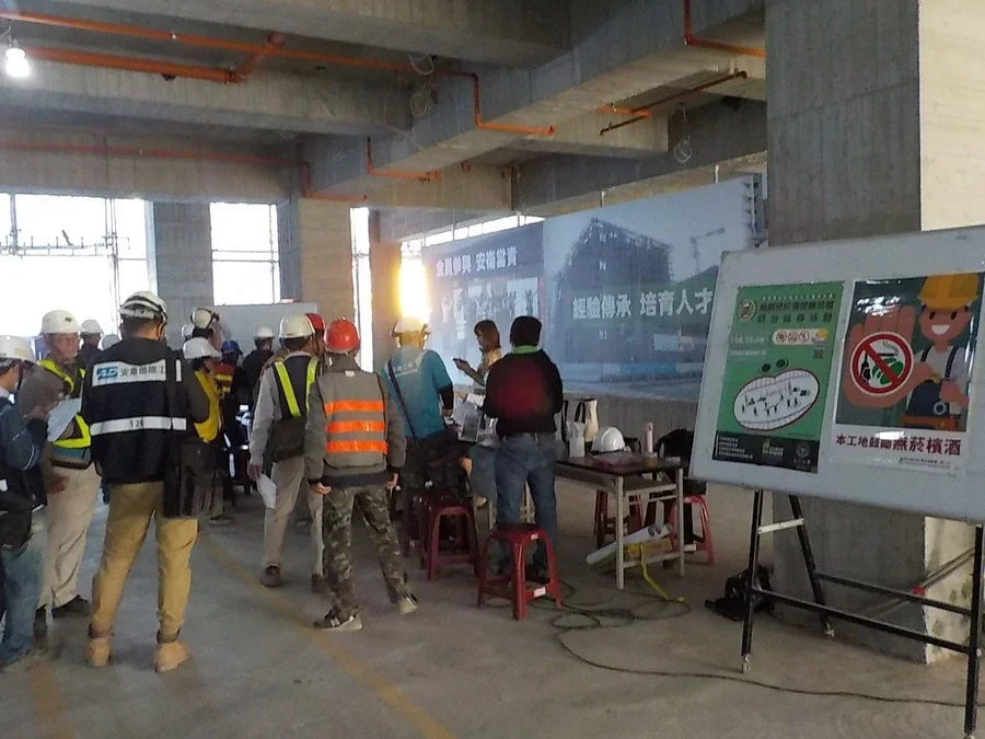 圖片說明：現場排隊填寫資料等候篩檢。