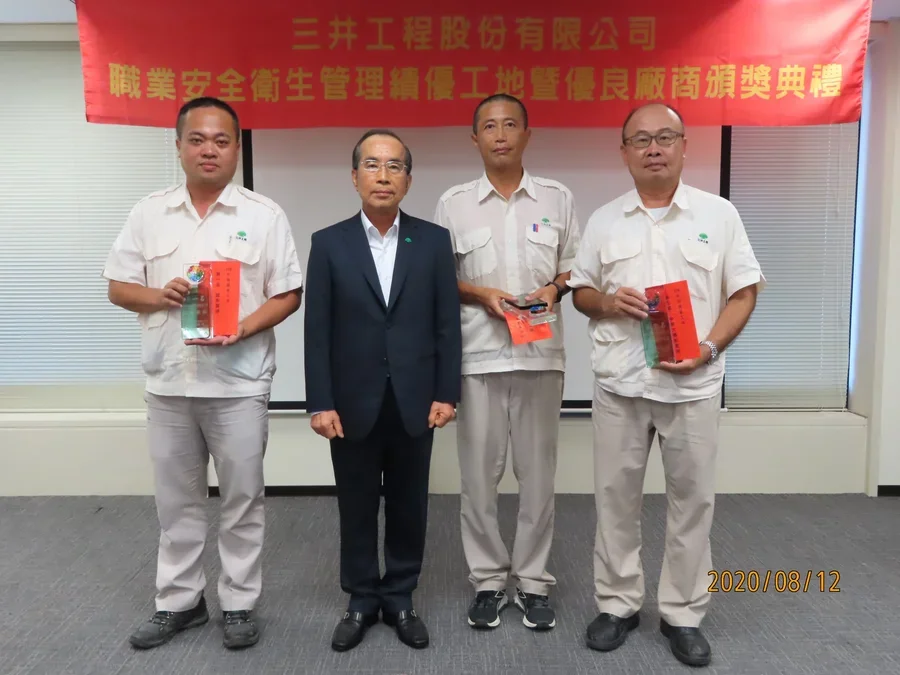 圖片說明：吳董事長與績優工地所長合影留念。